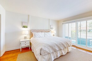 2 bedrooms, iron/ironing board, internet, bed sheets