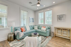 TV - Beach & golf getaway with pool, gym, & restaurants on-site – snowbirds welcome (Port Aransas)