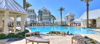 Beach & golf getaway with pool, gym, & restaurants on-site – snowbirds welcome