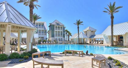 Beach & golf getaway with pool, gym, & restaurants on-site – snowbirds welcome
