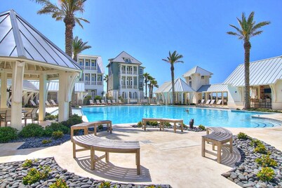 Beach & golf getaway with pool, gym, & restaurants on-site – snowbirds welcome