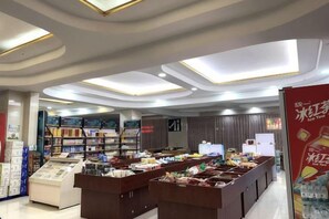 Una tienda minorista moderna con un área de exhibición central y estanterías llenas de productos.