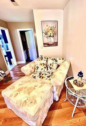 Een smart-tv, een open haard, boeken en een stereo