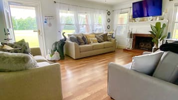 Smart TV, fireplace, books, stereo