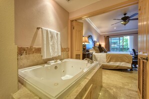 2 habitaciones, caja de seguridad en la habitación y escritorio 