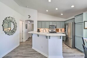 Frigorifero, microonde, piano cottura, lavastoviglie