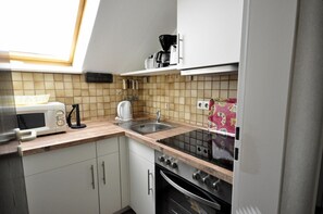 Micro-ondes, cafetière/bouilloire, bouilloire électrique