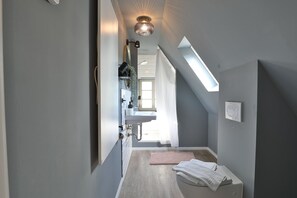 Regadera, secadora de cabello, toallas 