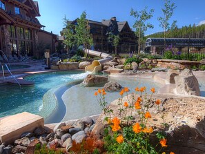 Een binnenzwembad, een buitenzwembad