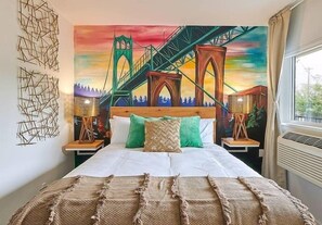 Studio Économique, 1 grand lit (0 Bedroom) | Décoration personnalisée, bureau, fer et planche à repasser