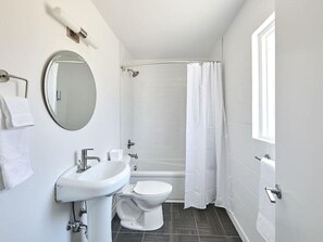 Combined shower/tub, hair dryer, towels - The Kenton Hotel  (Portland)