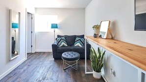 Living area - The Kenton Hotel  (Portland)