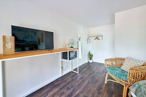 特色開放式客房, 1 張加大雙人床 (0 Bedroom) | 起居區 | 電視