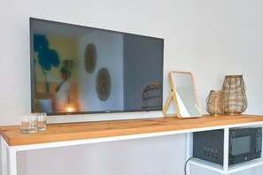 Suite Studio, 1 grand lit (0 Bedroom) | Coin séjour | Télévision