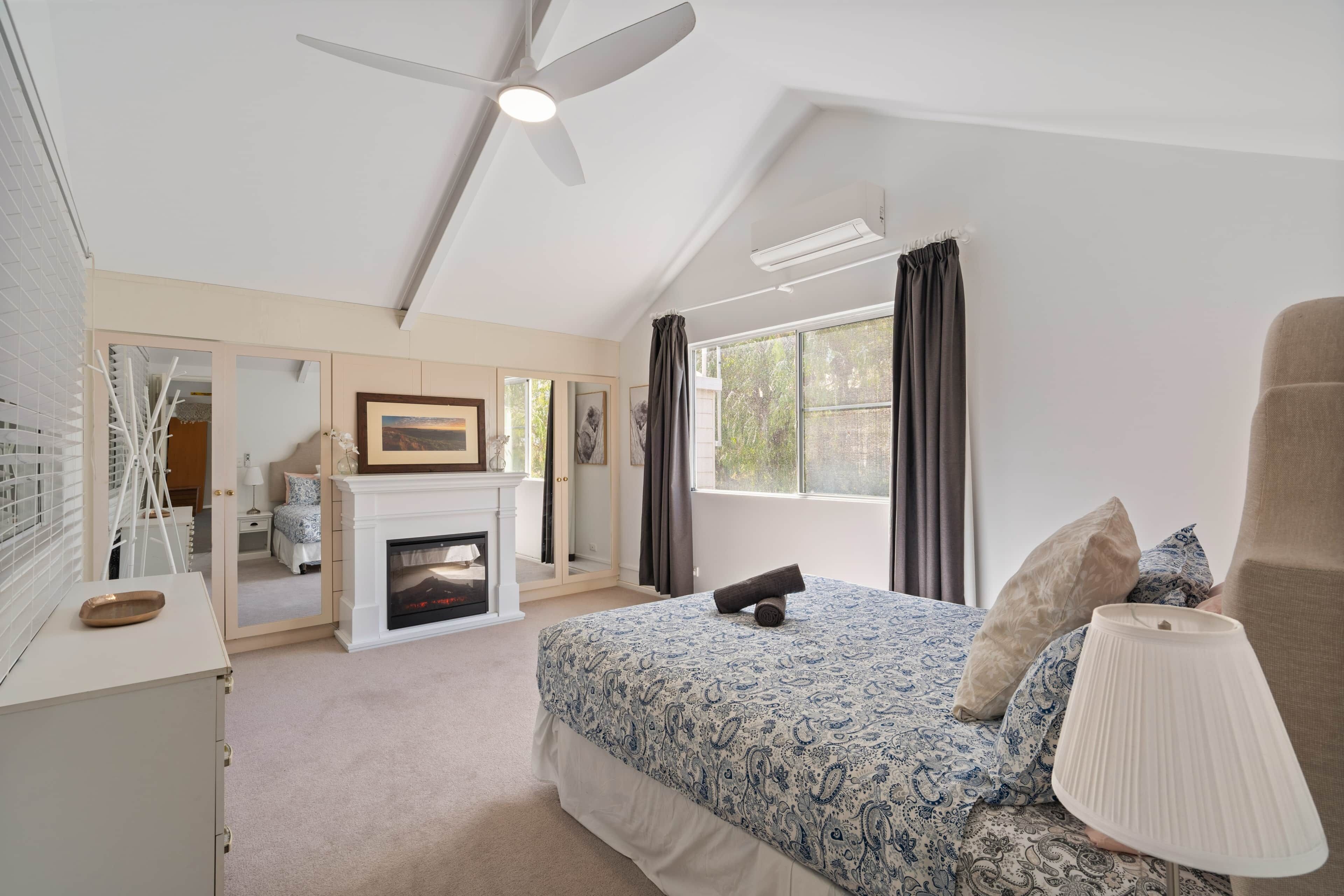 5 bedrooms, iron/ironing board, Internet, bed sheets
