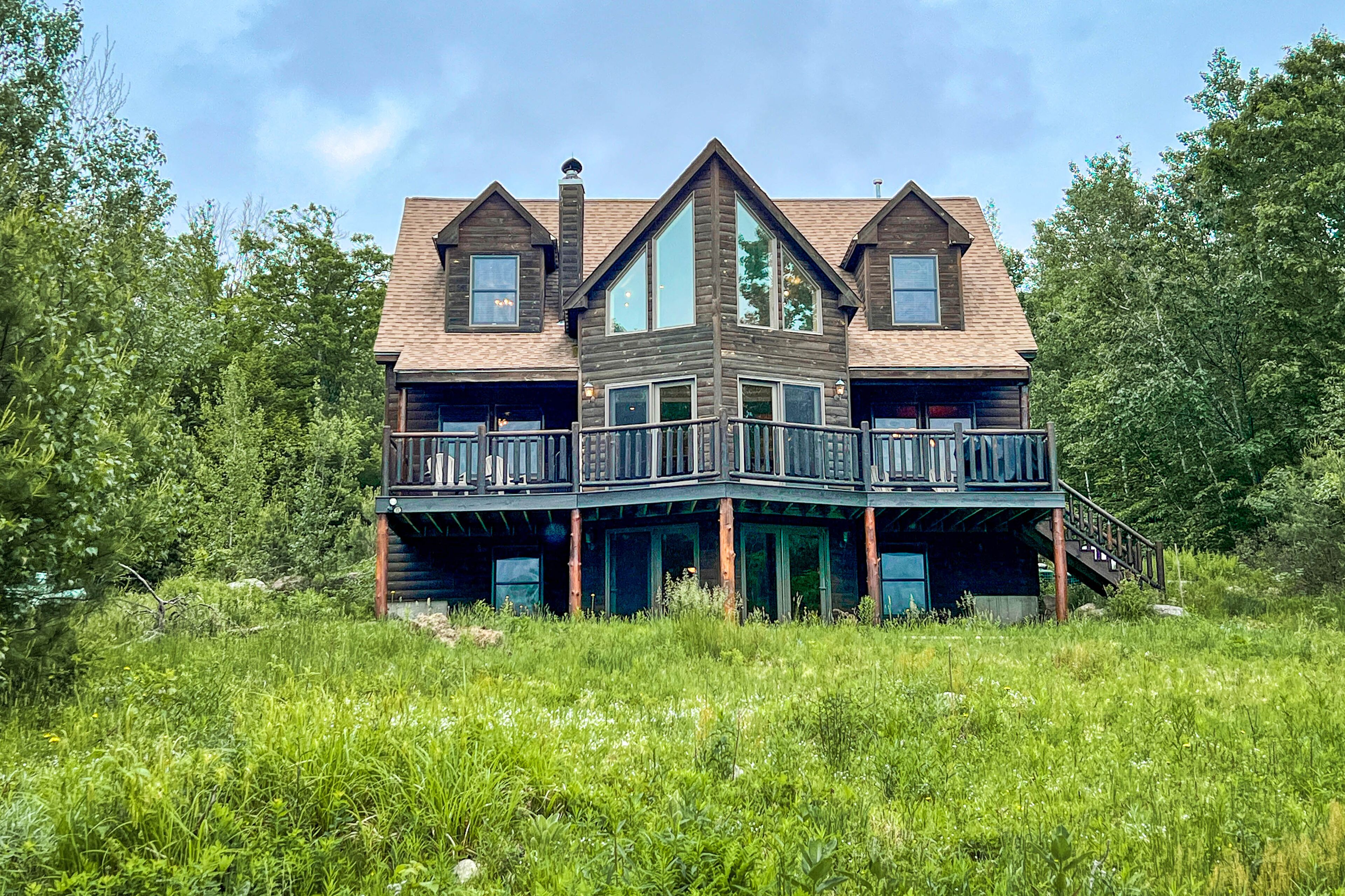 Spacious lodge with Shawnee Peak view, great deck, fireplaces, & central AC