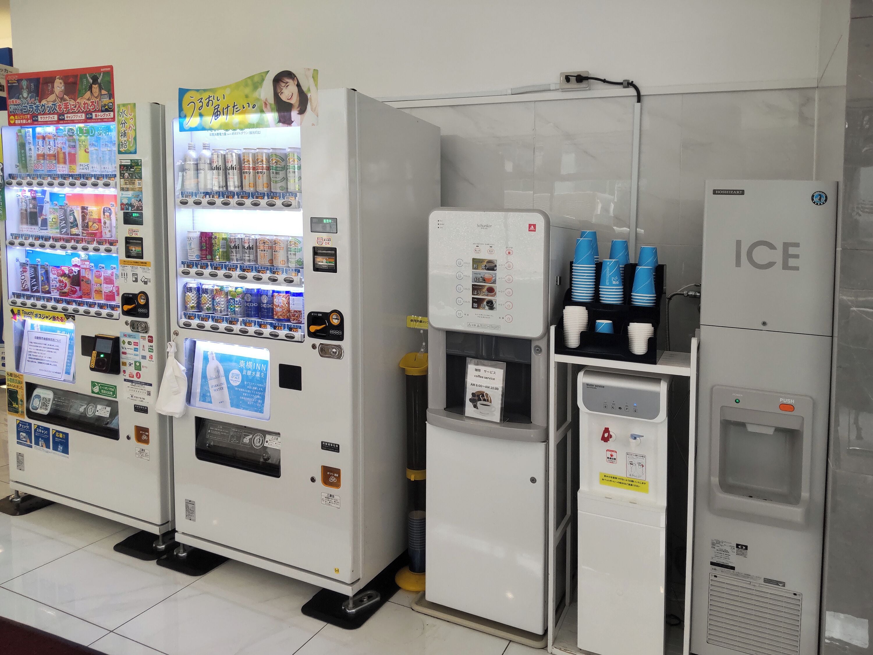 Distributeurs automatiques de boissons et d’en-cas, une machine à café et un distributeur de glaçons.