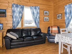 Een televisie en een open haard