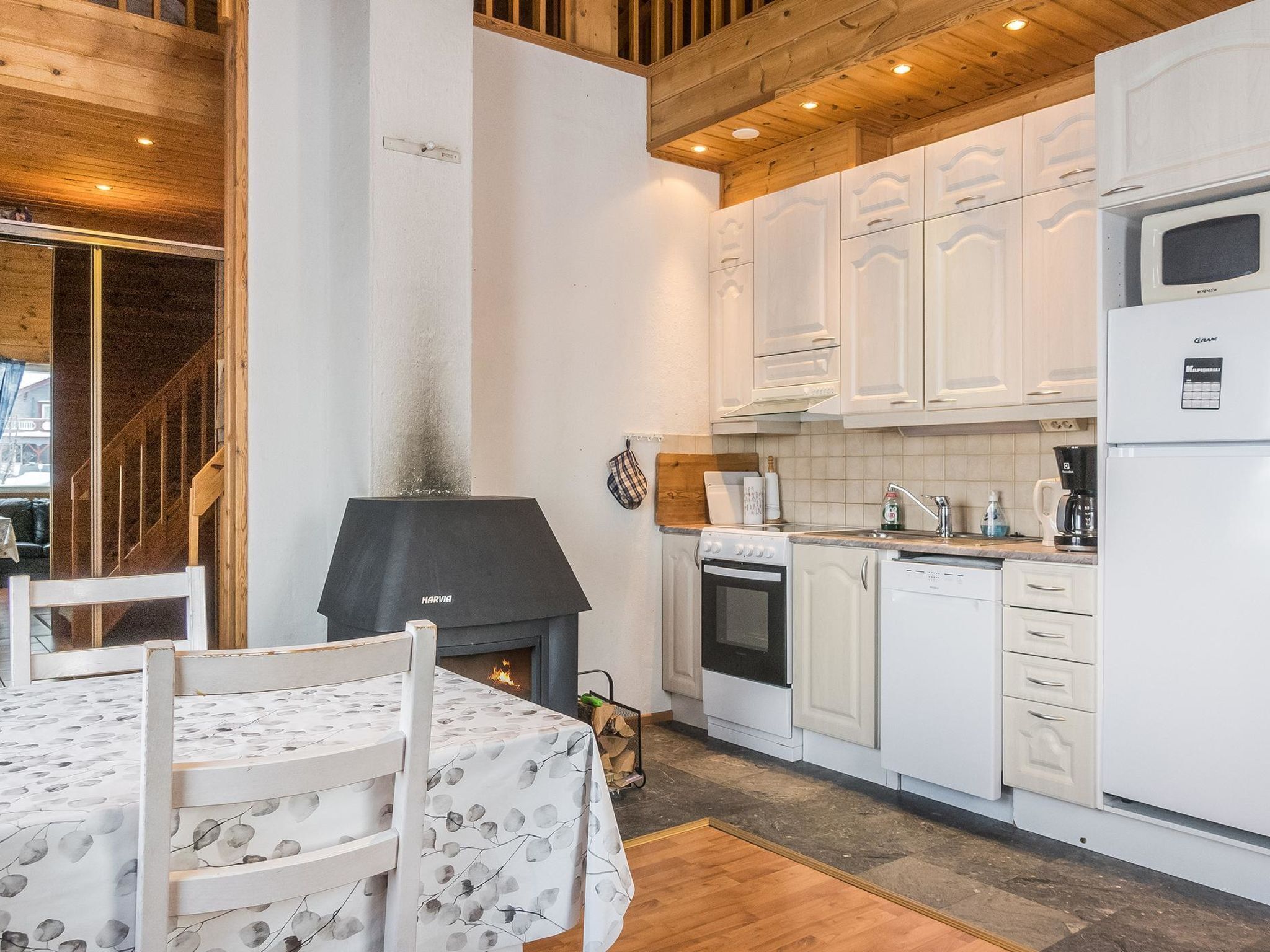 Refrigerador, microondas, lavavajillas y utensilios de cocina 