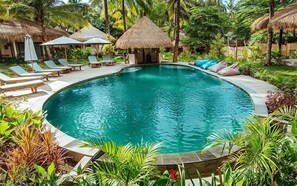 2 kolam renang outdoor, dengan payung kolam renang dan kursi berjemur