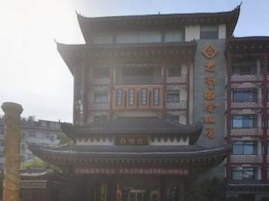 Un bâtiment traditionnel doté d’une entrée imposante et d’une enseigne bien visible.