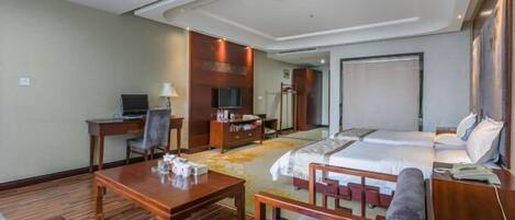 Une chambre d’hôtel équipée d’un lit, d’un bureau, d’une chaise, d’une télévision et d’une armoire.