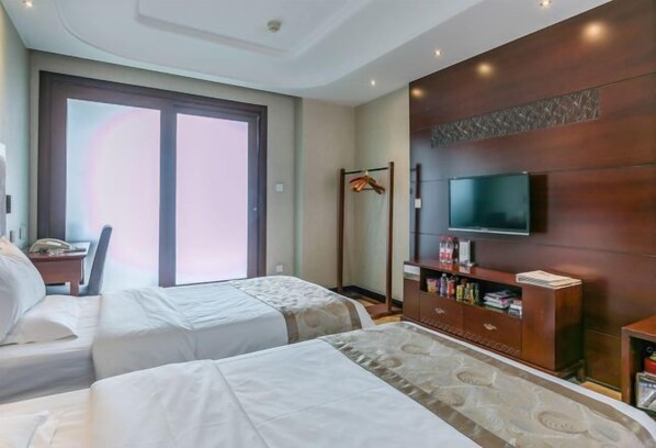 A hotel room with two beds, a TV, a wardrobe, and a large window. - Laoying International Hotel (Danjiangkou)