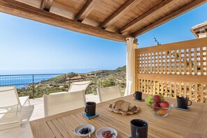 Outdoor dining - Casa Alba sea view with pool (Tertenia)