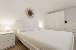 2 bedrooms, WiFi, bed sheets - Casa Alba sea view with pool (Tertenia)