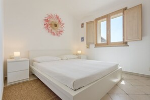 2 bedrooms, WiFi, bed sheets - Casa Alba sea view with pool (Tertenia)