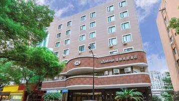A multi-story hotel with a prominent entrance and a sign indicating it is a Radisson hotel.