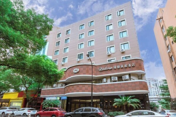 A multi-story hotel with a prominent entrance and a sign indicating it is a Radisson hotel.