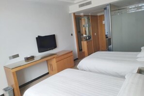 A hotel room with two beds, a TV, a desk, and a wardrobe. - Radow Hotel Chain (Wenzhou Railway Station) (Wenzhou)