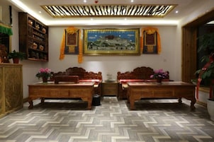 Una habitación tradicional con dos camas de madera, un cuadro en la pared y un suelo con estampado de espiga.