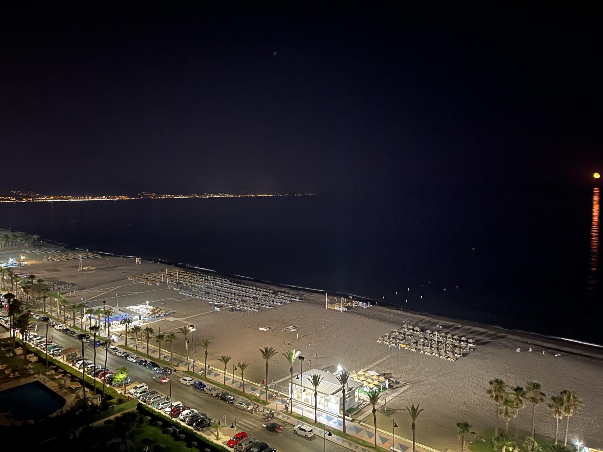 Un hôtel situé en bord de mer, doté d’un parking, de parasols de plage et offrant une vue sur l’océan.