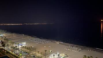 Un hôtel situé en bord de mer, doté d’un parking, de parasols de plage et offrant une vue sur l’océan.