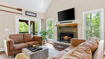 Älytelevisio, takka, videopelejä, pöytäjalkapallopöytä