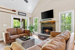 Älytelevisio, takka, videopelejä, pöytäjalkapallopöytä