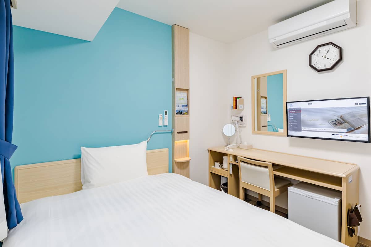 Een bureau, een laptopwerkplek, gratis wifi, beddengoed