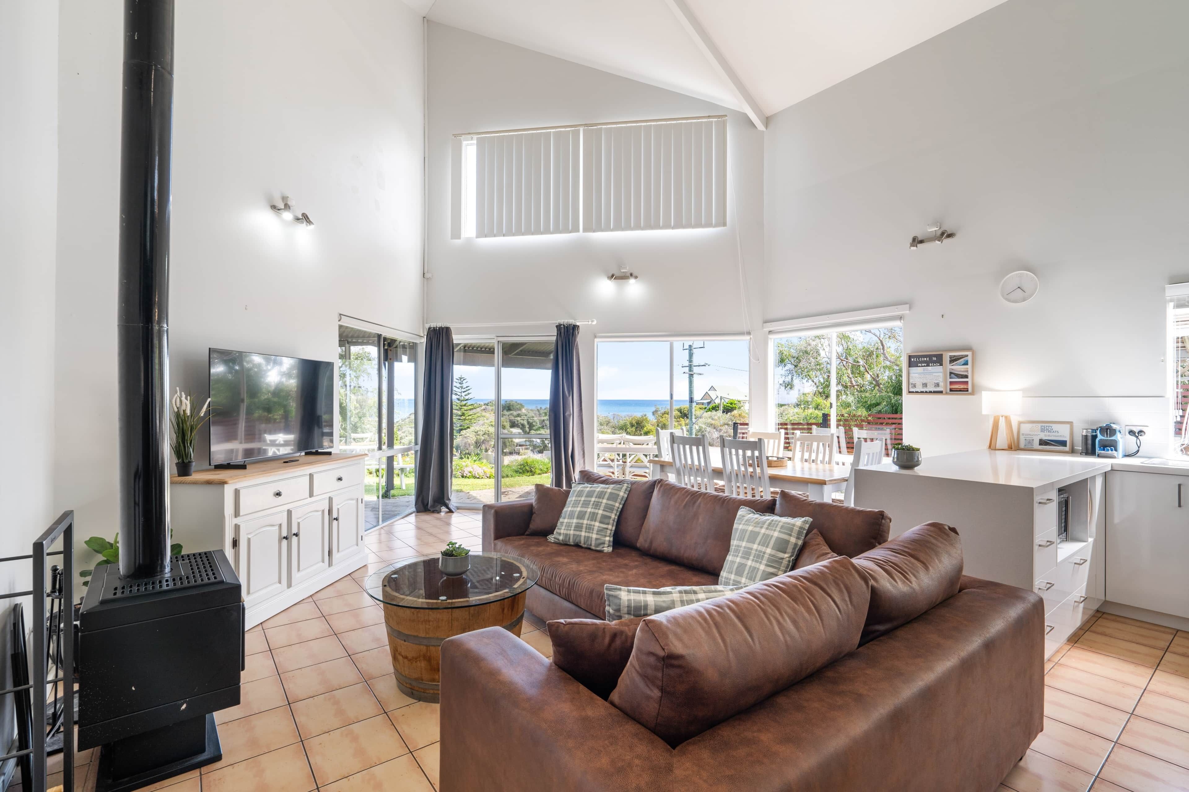 Una televisión, una chimenea