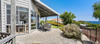 Seaview Town House by Peppy Beach Retreats® (6 Adults), Town House