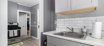 Central 2BR East Side, Brown, Dining, Hospital