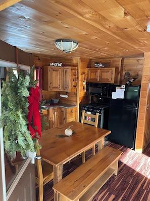 Dining - Direct ATV 2-Bdrm cabin. Near Back Lake & near snowmobile trailhead (Pittsburg)