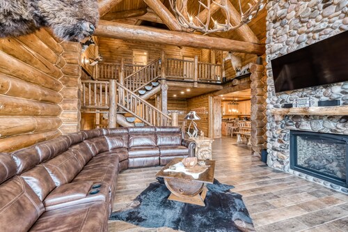 Custom riverfront log home w/ hot tub, decks & fireplace
