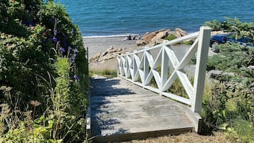 Plage, chaises longues, serviettes de plage