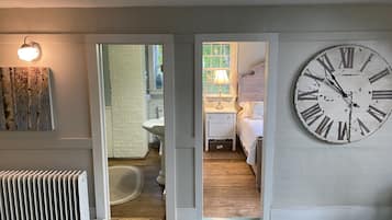 5 bedrooms, desk, iron/ironing board, free WiFi