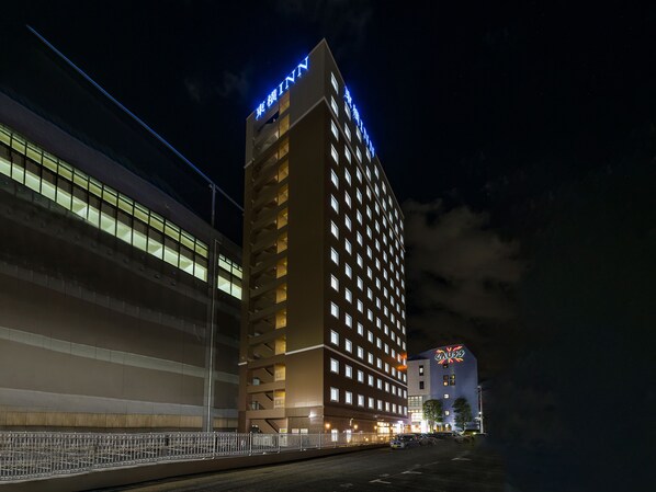 Un hotel de varios pisos con un letrero llamativo en la parte superior.