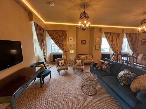 Luxury apartment with free parking in the 4th coolest neighbourhood in the world