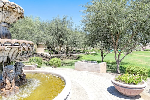 Quaint home walking distance to Superbowl with patio, AC, W/D & pool access