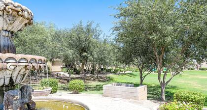 Quaint home walking distance to Superbowl with patio, AC, W/D & pool access